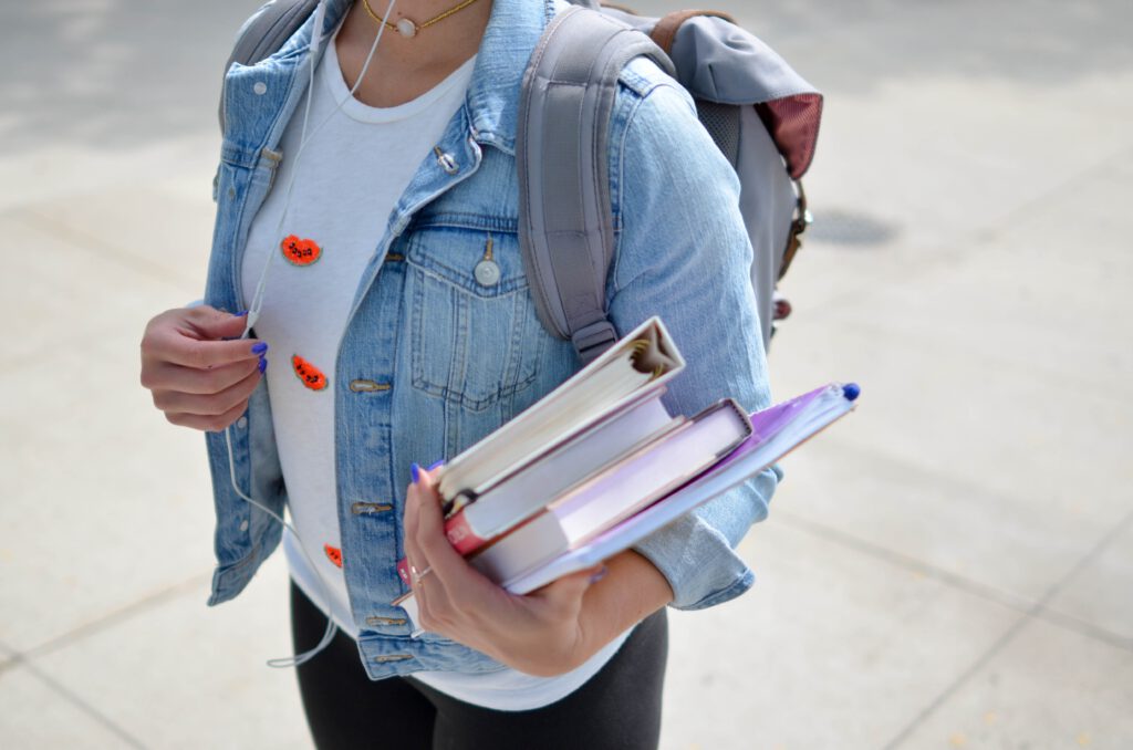 student trzymający książki - persona (przyszły) student